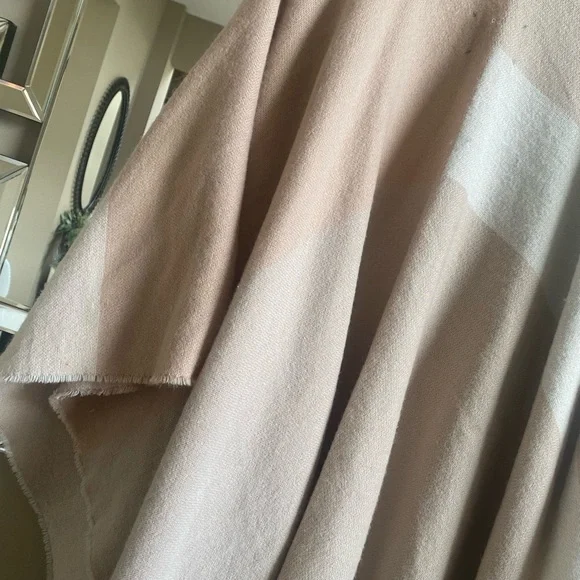 SOUA&KYI, Absolutely Gorgeous Poncho Cape! The Material is Beautiful 🌻🌻🌻🌻🌻 - Picture 5 of 11